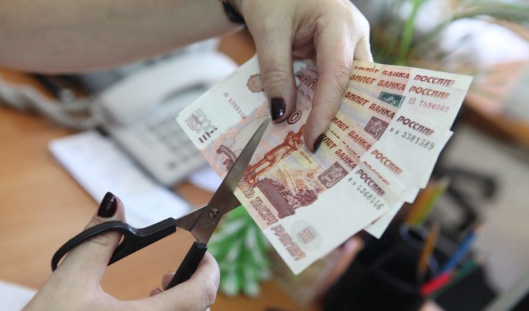 Вправе ли работодатель урезать сотруднику обязанности и зарплату