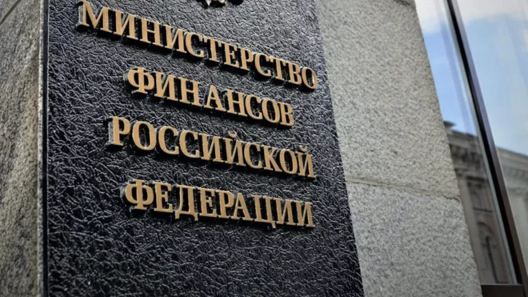 Минфин не закладывает в трехлетний бюджет изменение цены отсечения для нефти